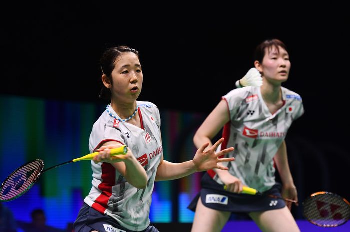 Mayu Matsumoto (R) and Wakana Nagahara of Japan hit a shot against Sayaka Hirota and Yuki Fukushima of Japan in the women's doubles final at the badminton World Championships in Nanjing, Jiangsu province on August 5, 2018. / AFP PHOTO / Johannes EISELE