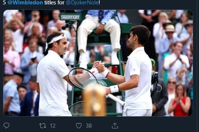 Novak Djokovic memberi salam kepada Roger Federer usai mengalahkan petenis asal Swiss itu dalam laga final Wimbledon 2019, Minggu (14/7/2019).