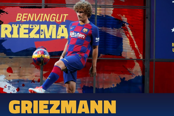 Antoine Griezmann menunjukkan skill juggling bola ketika diperkenalkan sebagai pemain baru Barcelona pada Ahad (14/7/2019) di Stadion Camp Nou.