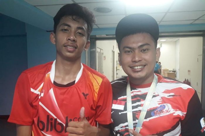 Ilyas Rachman Ryandhani (kiri) seusai menjadi juara tunggal putra pada Kejuaraan Dunia Bulu Tangkis Tuna Rungu 2019, di Taiwan,  Senin (15/7/2019).