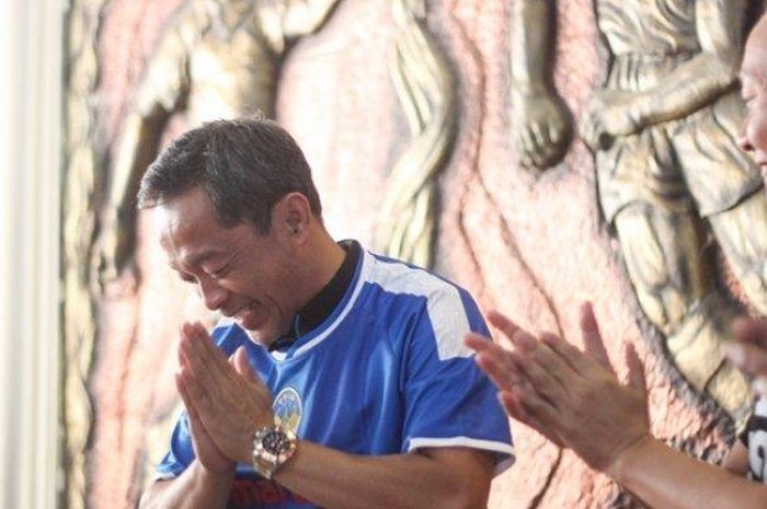 Pelatih baru PSIM, Aji Santoso (kiri) bersama CEO PT PSIM Jaya, Bambang Susanto dalam sesi perkenalan di Monumen PSSI, Yogyakarta, Senin (15/7/2019)