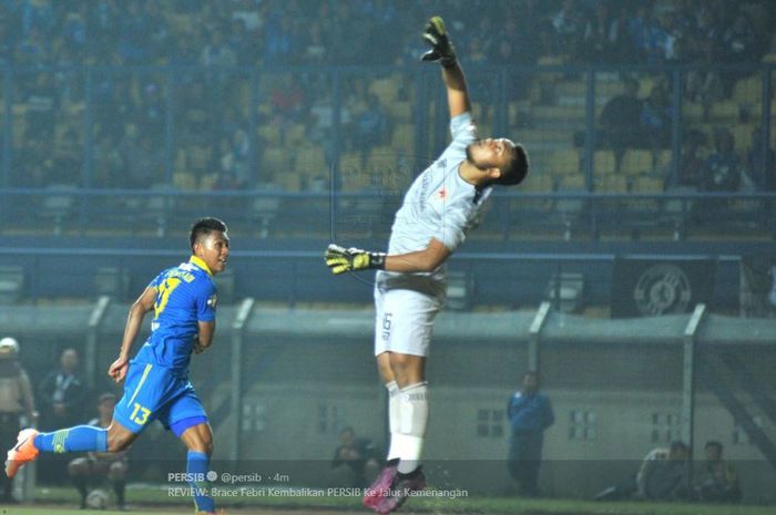 Febri Hariyadi (kiri) mencetak dua gol Persib ke gawang Kalteng Putra dalam partai Liga 1 di Stadion Si Jalak Harupat, 16 Juli 2019.