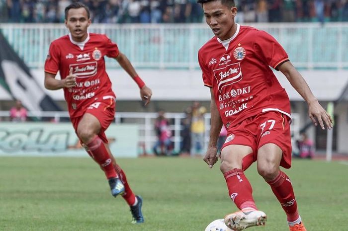 Pemain Persija Jakarta, Yogi Rahadian, bersama Rezaldi Hehanussa saat melawan Tira Persikabo