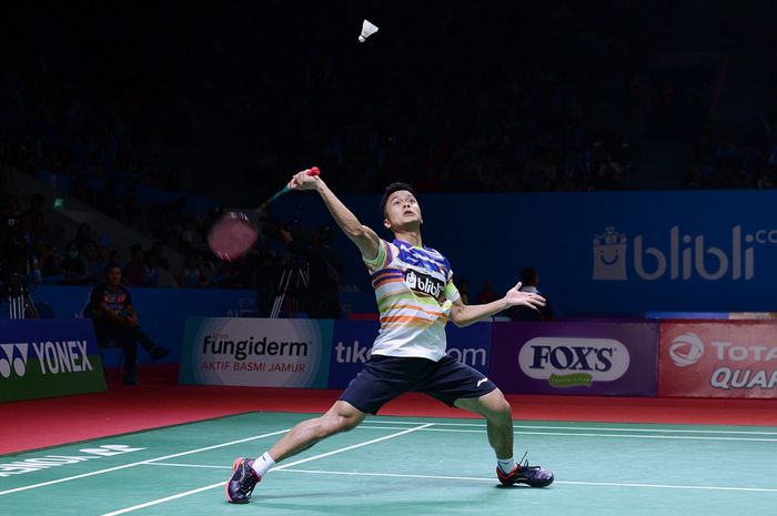 Pebulutangkis putra Indonesia, Anthony Sinisuka Ginting saat melawan pebulutangkis putra China LU Guang Zu dalam kejuaraan bulutangkis Blibli Indonesia Open 2019 part of HSBC BWF World Tour Super 1000 di Senayan, Jakarta, Senin (16/7/2019) Anthony Sinisuka Ginting maju kebabak selanjutnya setelah me