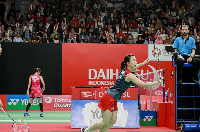 Pasangan ganda campuran Jepang, Yuta Watanabe/Arisa Higashino, bertanding pada Indonesia Masters 2019 di Istora Senayan, Jakarta.