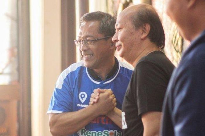 Pelatih baru PSIM, Aji Santoso (kiri) bersama CEO PT PSIM Jaya, Bambang Susanto, dalam sesi perkenalan di Monumen PSSI, Yogyakarta, Senin (15/7/2019).