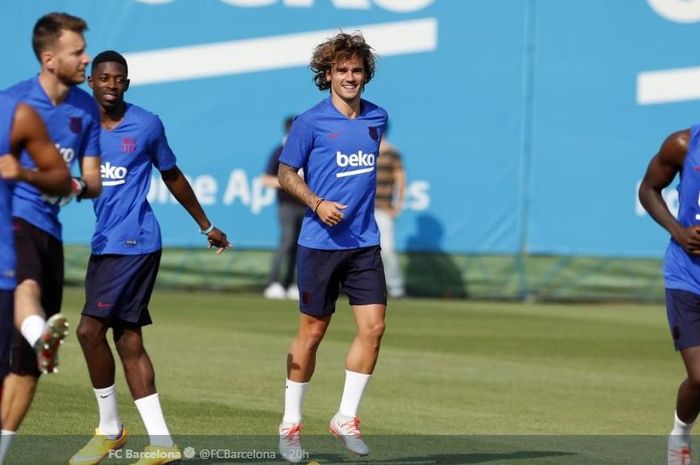 Penyerang anyar FC Barcelona, Antoine Griezmann, sedang latihan bersama teman-temannya pada 15 Juli 2019.