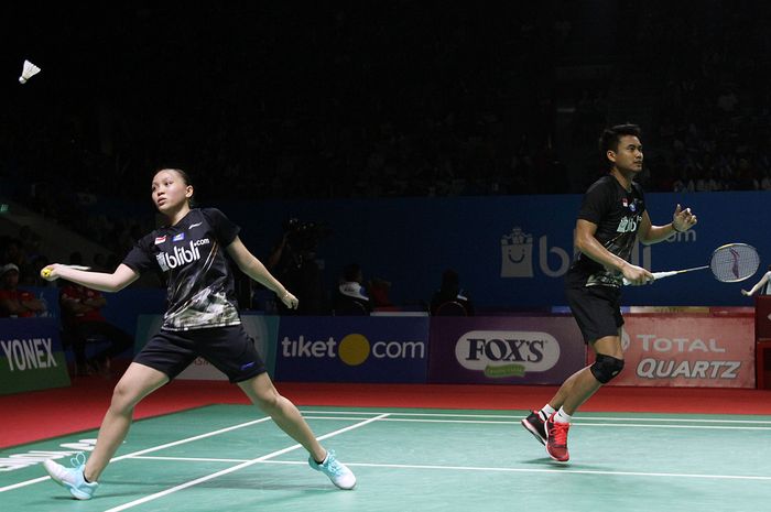 Pasangan ganda campuran Indonesia, Tontowi Ahmad/Liliyana Natsir, saat menjalani pertandingan melawan Satwiksairaj Rankireddy/Ashwini Ponnappa (India) pada babak kesatu turnamen Indonesia Open 2019 di Istora Senayan, Jakarta.