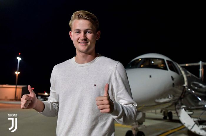 Bek tengah Ajax Amsterdam, Matthijs de Ligt, tiba di Turin menjelang kepindahannya ke Juventus.