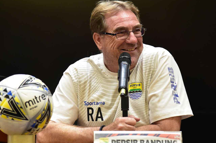 Pelatih Persib Bandung, Robert Rene Alberts, memberikan keterangan saat konferensi pers setelah pertandingan melawan Kalteng Putra pada pekan kesembilan Liga 1 2019.