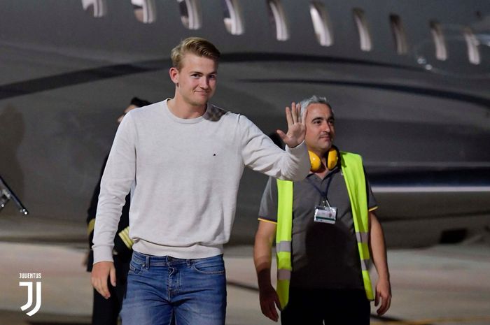 Bek tengah Ajax Amsterdam, Matthijs de Ligt, tiba di Turin menjelang kepindahannya ke Juventus.