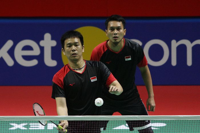 Pasangan ganda putra Indonesia, Mohammad Ahsan/Hendra Setiawan, saat menjalani laga melawan Marcus Ellis/Chris Langridge (Inggris) pada babak kesatu turnamen Indonesia Open 2019 di Istora Senayan, Jakarta.