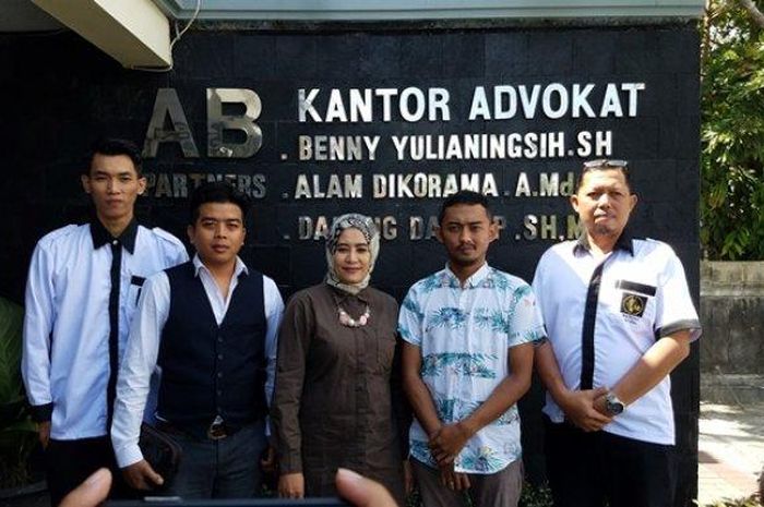 Lalu Dhimas Ajie (dua kiri), korban penganiayaan pesepak bola Kalteng Putra, Patrich Wanggai, didampingi kuasa hukumnya usai memberi pernyataan pada wartawan di kantor AB Partners, Timoho, Rabu (17/7/2019). 