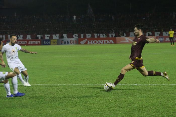 Gelandang PSM Makassar, Marc Klok mencoba melepas tendangan pada laga kontra Persebaya, di Stadion Andi Mattalatta, Makassar, Rabu (17/7/2019).