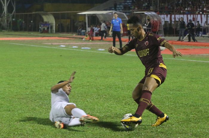 Aksi pemain PSM Makassar, M. Rahmat pada laga kontra Persebaya, di Stadion Andi Mattalatta, Makassar, Rabu (17/7/2019).