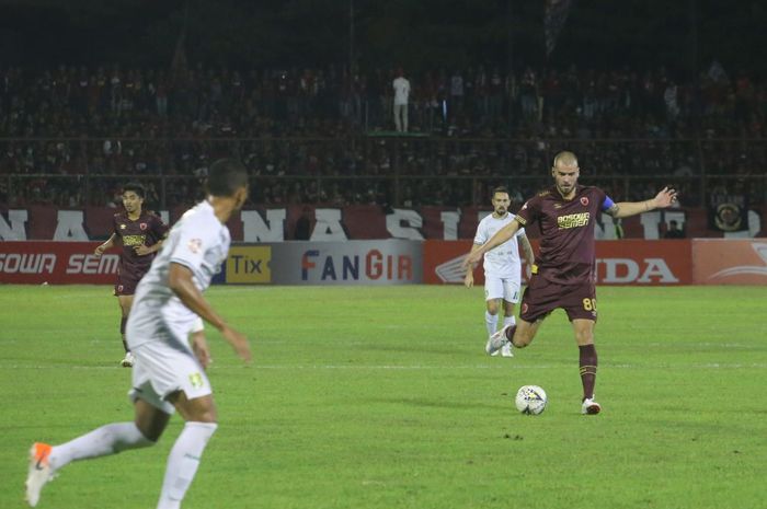 Aksi pemain PSM Makassar, Wiljan Pluim pada laga kontra Persebaya, di Stadion Andi Mattalatta, Makassar, Rabu (17/7/2019).