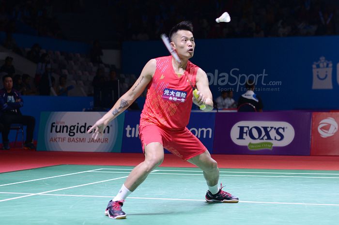 Pebulu tangkis putra China, Lin Dan saat melawan pebulutangkis putra Canada, Jason Anthony Ho-Shue dalam Indonesia Open 2019 di Senayan, Jakarta, Senin (16/7/2019) Lin Dan maju kebabak selanjutnya setelah menang 14-21 21-16 21-16.