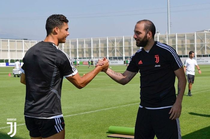 Dua penyerang Juventus, Cristiano Ronaldo dan Gonzalo Higuain bersalaman.