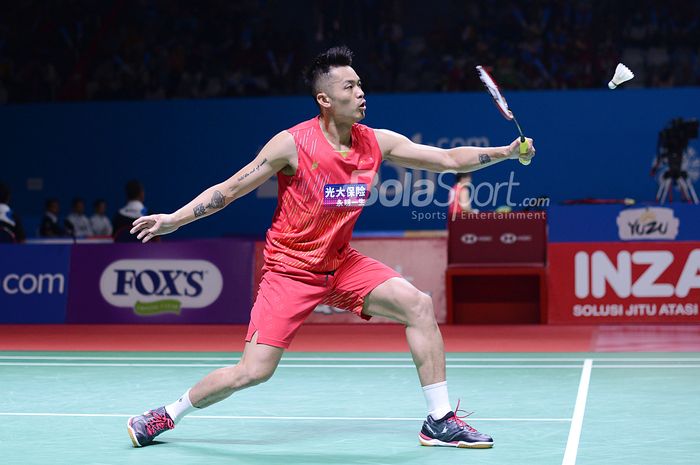 Pebulu tangkis putra China, Lin Dan saat melawan pebulu tangkis putra Kanada, Jason Anthony Ho-Shu, pada babak kesatu turnamen Indonesia Open 2019 yang berlangsung di Istora Senayan, Jakarta, Senin (16/7/2019).