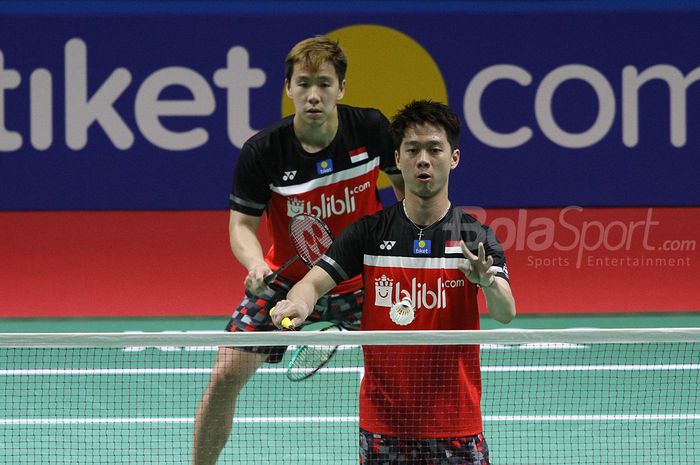 Pasangan ganda putra Indonesia, Marcus Fernaldi Gideon/Kevin Sanjaya Sukamuljo, saat bertanding melawan wakil India, Satwiksairaj Rankireddy/Chirag Shetty, pada babak kedua Indonesia Open 2019 di Istora Senayan, Jakarta.