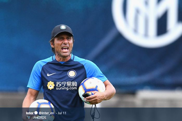 Aksi Antonio Conte saat memimpin sesi latihan Inter Milan di Lugano, Swiss, 11 Juni 2019.