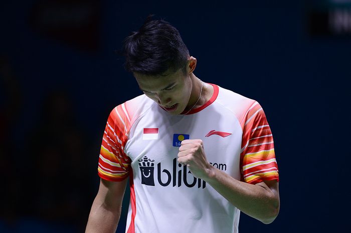 Pebulu tangkis tunggal putra Indonesia, Jonatan Christie, mengepalkan tangan setelah memenangi poin atas Rasmus Gemke (Denmark) yang menjadi lawannya pada babak kesatu turnamen Indonesia Open 2019 di Istora Senayan, Jakarta.