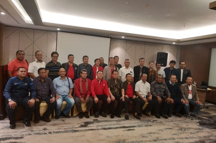 Calon Ketua Umum PSSI, Iwan Bule, bersama dengan Asprov PSSI dan klub Indonesia Timur