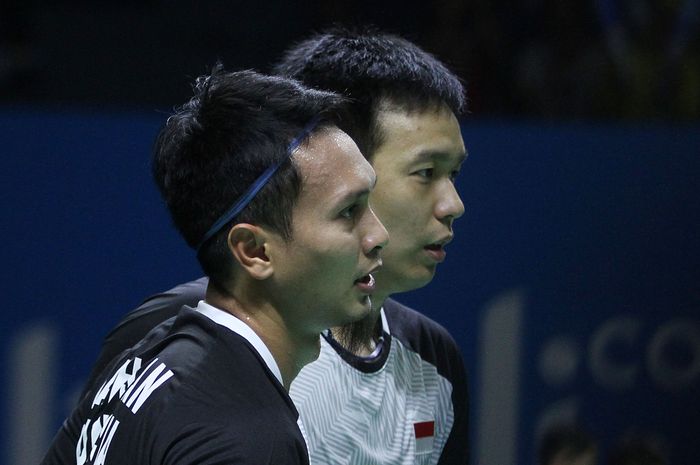 Pasangan ganda putra Indonesia, Mohammad Ahsan/Hendra Setiawan saat menjalani pertandingan melawan wakil Jerman, Mark Lamsfuss/Marvin Seidel, pada babak kedua Indonesia Open 2019 di Istora Senayan, Jakarta.