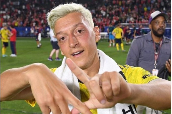 Gelandang Arsenal, Mesut Oezil, dengan rambut barunya.