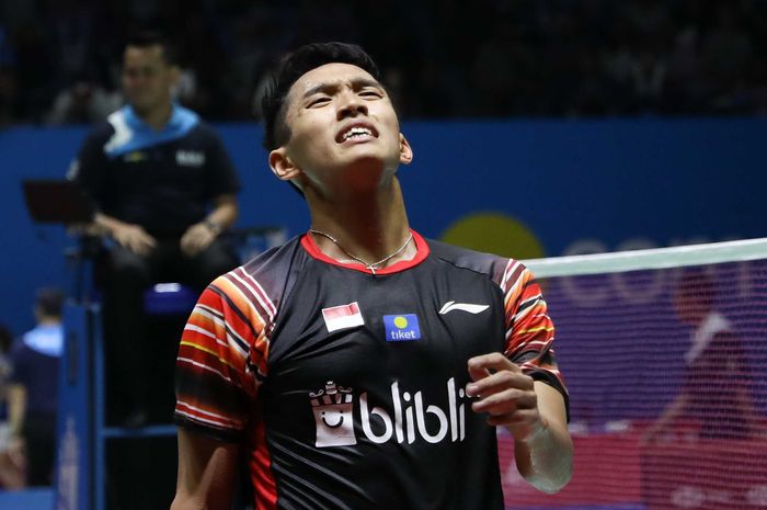 Ekspresi pemain Indonesia, Jonatan Christie, saat bertanding pada babak perempat final Indonesia Open 2019 di Istora Senayan, Jakarta, Jumat (19/7/2019).