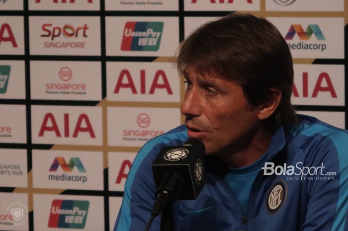 Pelatih Inter Milan, Antonio Conte,  saat konferensi pers International Champions Cup 2019 jelang laga lawan  Manchester United di National Stadium, Singapura, Jumat (19/7/2019).