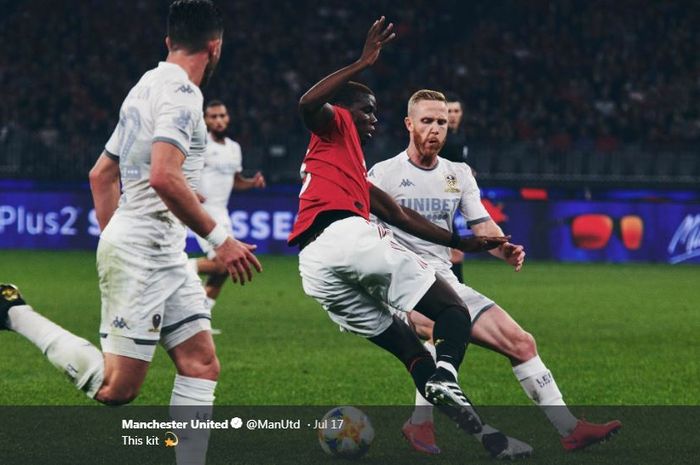 Gelandang Manchester United, Paul Pogba (kedua dari kanan).