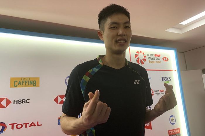 Pebulutangkis tunggal putra Taiwan, Chou Tien Chen, berpose usai melakoni laga perempat final Indonesia Open di Istora Senayan, Jakarta, Jumat (19/7/2019).