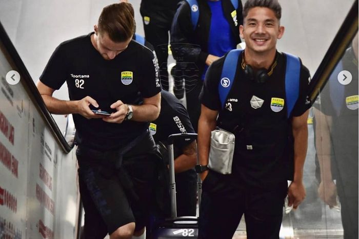 Dua pemain Persib Bandung, Rene Mihelic dan Kim Kurniawan, menaiki eskalator Bandara Internasional Husein Sastranegara, Bandung, Jumat (19/7/2019) sore WIB, untuk terbang ke Magelang, menghadapi PSIS Semarang.