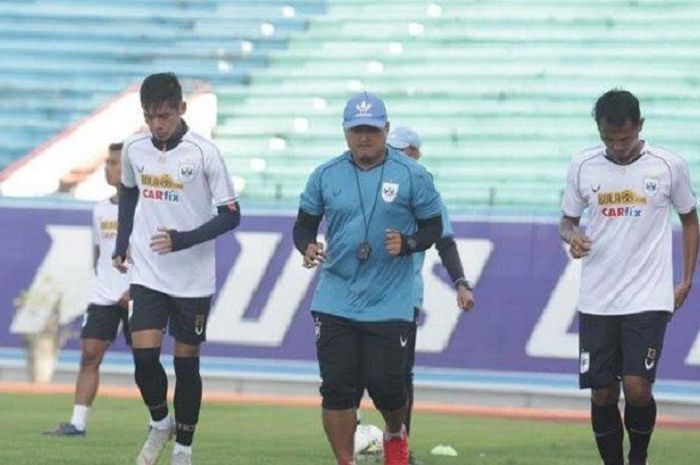 Pelatih fisik PSIS Semarang, Budi Kurnia, saat mendampingi pemain dalam sesi latihan. 