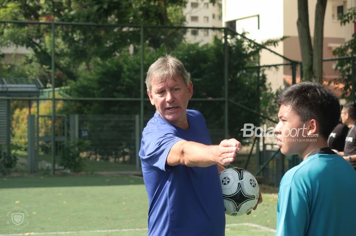 Legenda Manchester United, Bryan Robson, saat coaching clinic di acara Singapore Legacy Project yang diselenggarakan oleh International Champions Cup 2019 di Bendemeer Secondary School, Sabtu (20/7/2019).