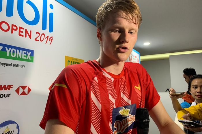 Pebulutangkis tunggal putra Denmark, Anders Antonsen, berbicara kepada wartawan usai laga semifinal Indonesia Open 2019 di Istora Senayan, Jakarta, Sabtu (20/7/2019).