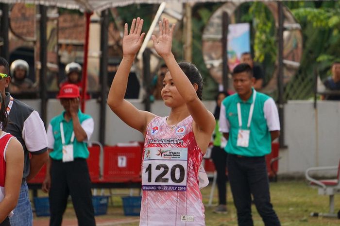 Erna Nuryanti saat lakukan selebrasi usia meraih emas ASEAN School Games 2019, di GOR Tri Lomba Juang, Sabtu (20/7/2019)