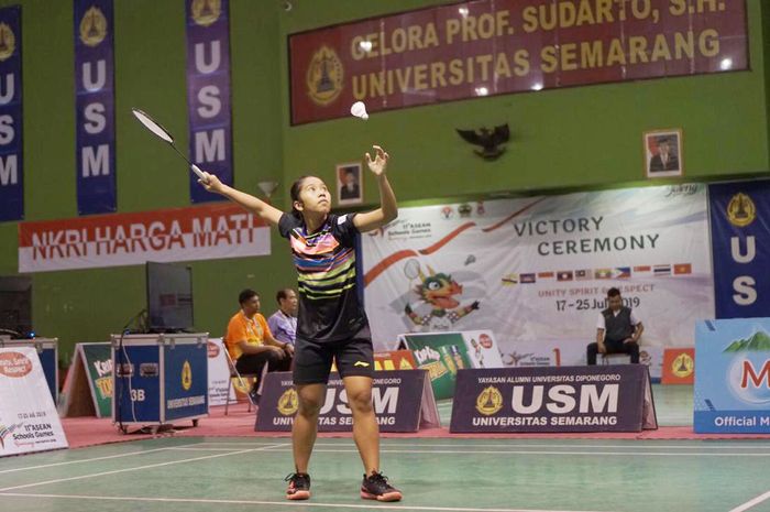 Aisyah Sativa Fatetani lakukan servis saat bertanding pada babak semifinal ASEAN Schools Games 2019, Sabtu (20/7/2019)