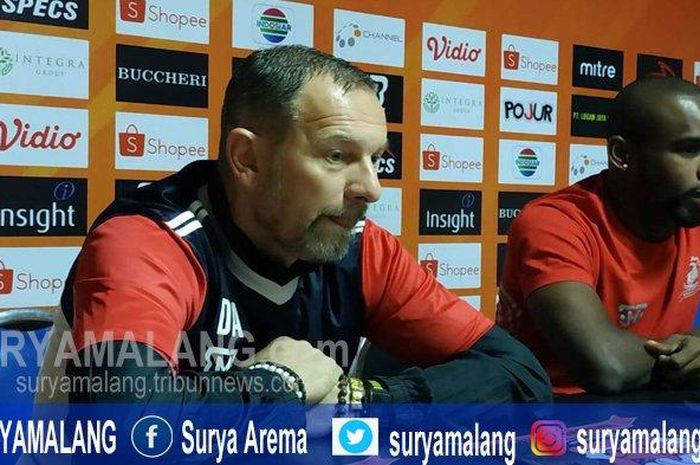 Pelatih Madura United FC, Dejan Antonic dan Kapten Madura United FC, Greg Nwokolo saat sesi konferensi pers, Jumat (19/7/2019) malam.