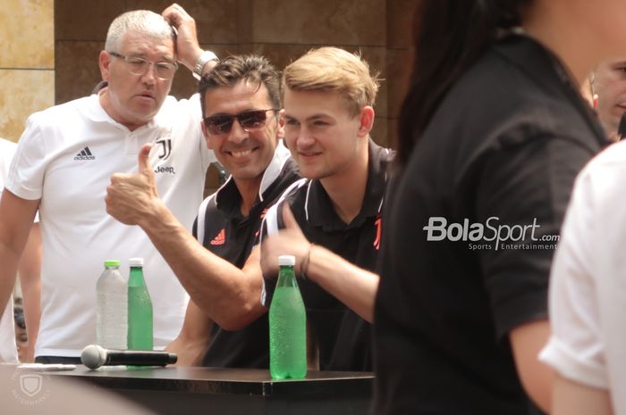 Gianluigi Buffon dan Matthijs de Ligt menyapa fan saat meet and greet International Champions Cup 2019 di  Resorts World Sentosa, Singapura, Sabtu (20/7/2019).