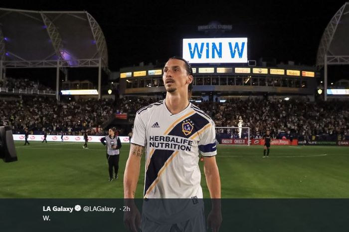 Penyerang LA Galaxy, Zlatan Ibrahimovic, berpose dalam laga MLS melawan Los Angeles FC di Dignity Health Sports Park, California, 19 Juli 2019.