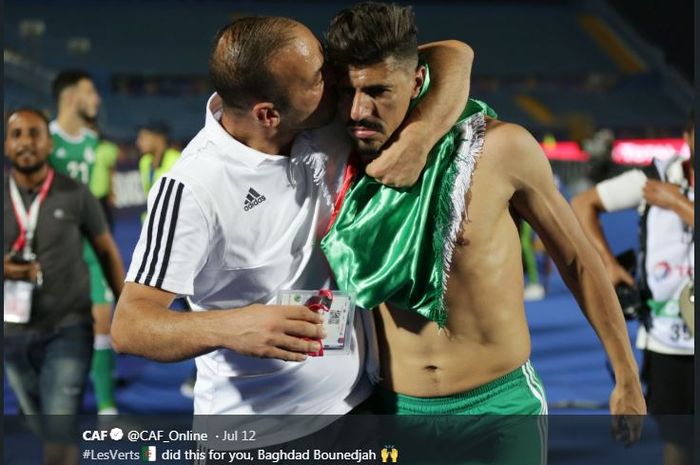 Baghdad Bounedjah (kanan) pahlawan kemenangan timnas Aljazair atas Senegal dalam final Piala Afrika 2019.