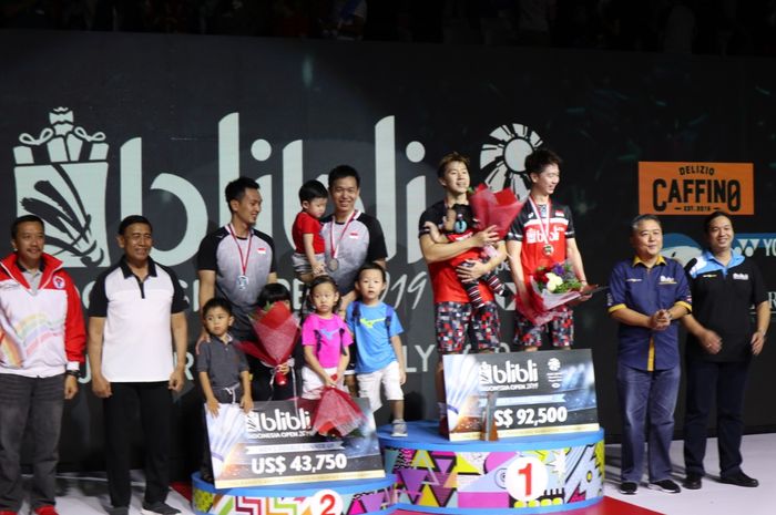 Pebulu tangkis Indonesia, Mohammad Ahsan/Hendra Setiawanberpose bersama Marcus Fernaldi Gideon/Kevin Sanjaya Sukamuljo, beserta keluarga mereka  berpose seusai final nomor ganda putra Indonesia Open 2019 di Istora, Jakarta, Minggu (21/7/2019).