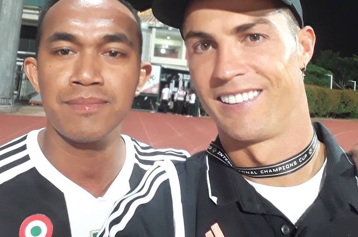 Salah satu fans Indonesia berhasil selfie dengan Cristiano Ronaldo di Bishan Stadium, Singapura, Sabtu (20/7/2019).