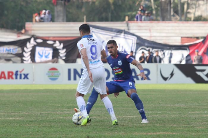 Gelandang Persib, Esteban Vizcarra (9), berduel dengan gelandang PSIS Semarang, Patrick Mota (8), pad a laga pekan kesepuluh Liga 1 2019 di Stadion Moch Soebroto, Minggu (21/7/2019).