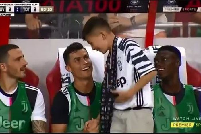 Seorang penyusup cilik disambut Cristano Ronaldo, Leonardo Bonucci, dan Idrissa Toure, saat laga International Champions Cup 2019.