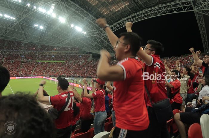 Suporter Manchester United merayakan gol ke gawang Inter Milan di International Champions Cup 2019, Sabtu (20/7/2019).