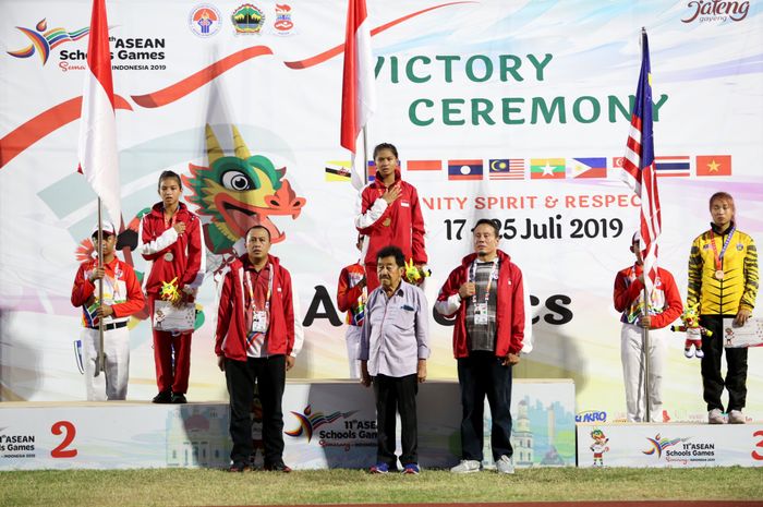 Ketua PB PASI, Bob Hasan (tengah) saat upacara pengalungan medali ASG 2019, Minggu (21/7/2019)