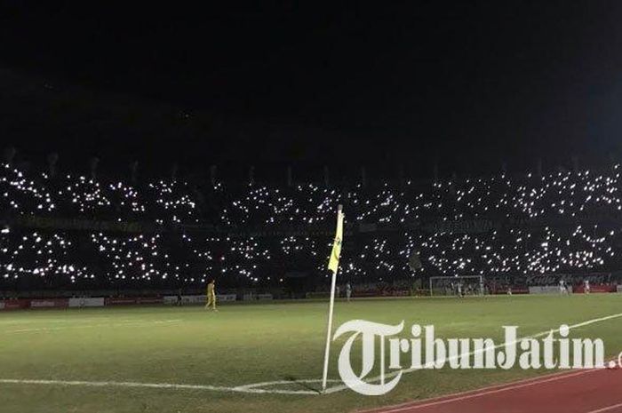 Mati lampu di Stadion Gelora Bung Tomo, Surabaya, mewarnai partai Persebaya vs PS Tira Persikabo pada pekan ke-10 Liga 1 2019, Minggu (21/7/2019).